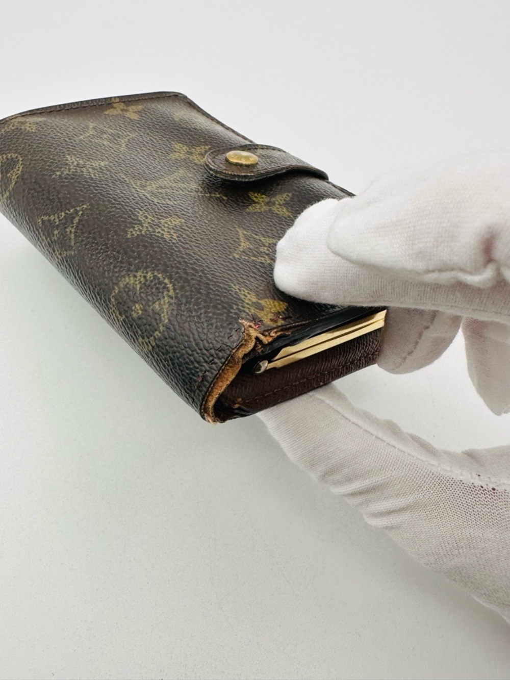Louis Vuitton Kisslock Wallet - Picture 3 of 16
